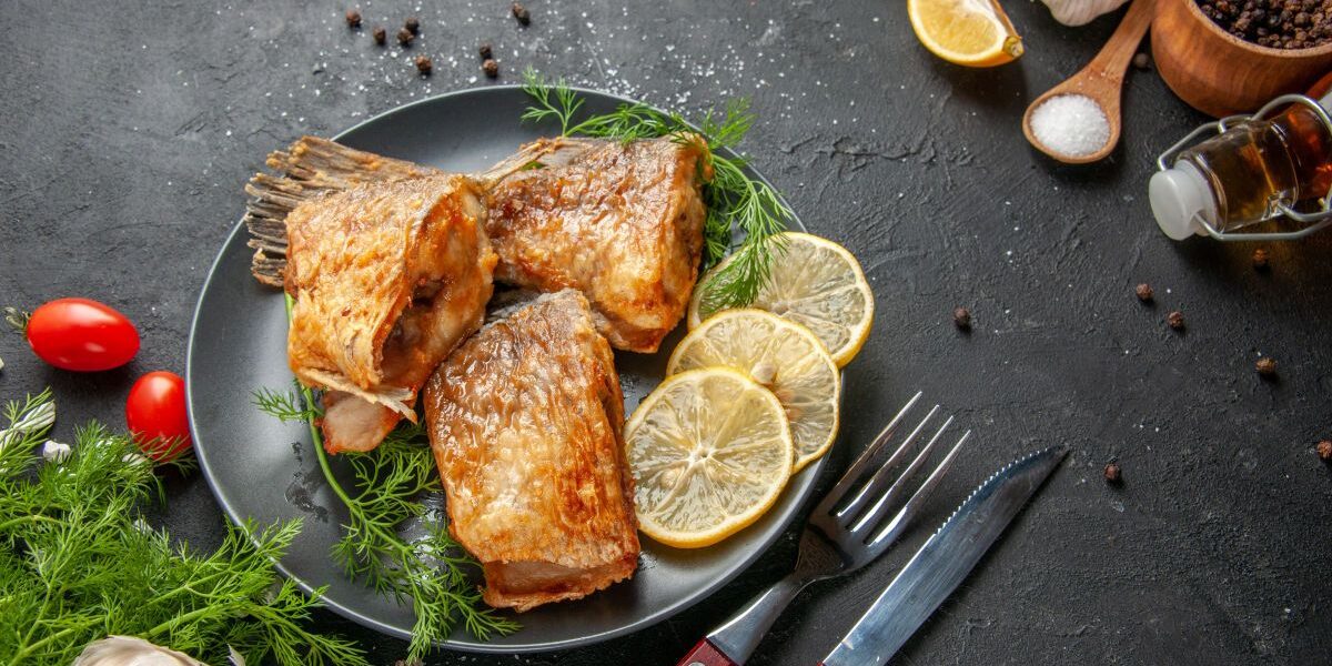 Секрет идеальной жареной рыбы: неожиданная приправа, которая преобразит вкус