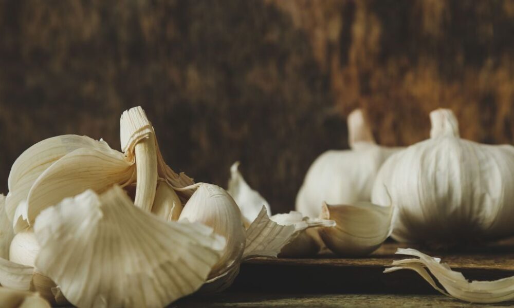 Почему опытные хозяйки запасают луковую шелуху на зиму: секреты для вашего сада