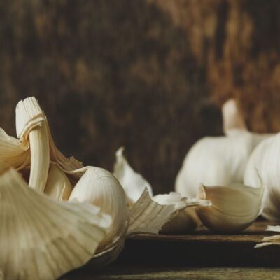 Почему опытные хозяйки запасают луковую шелуху на зиму: секреты для вашего сада