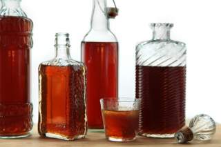 Домашнее виноделие: рецепты яблочного и сливового вина для женщин