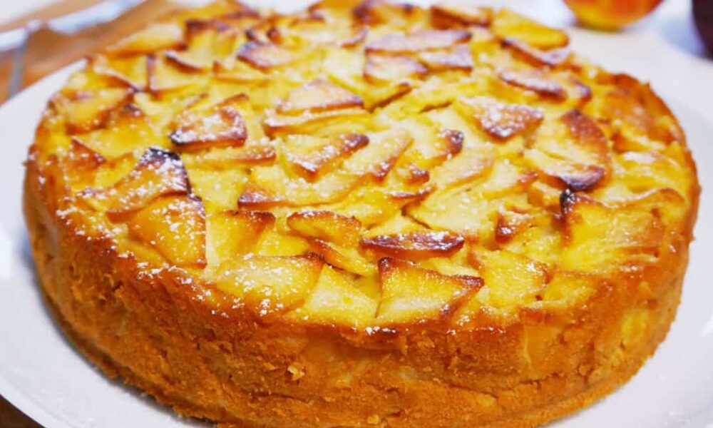 Простой яблочный пирог: 4 яблока, 10 минут, тает во рту