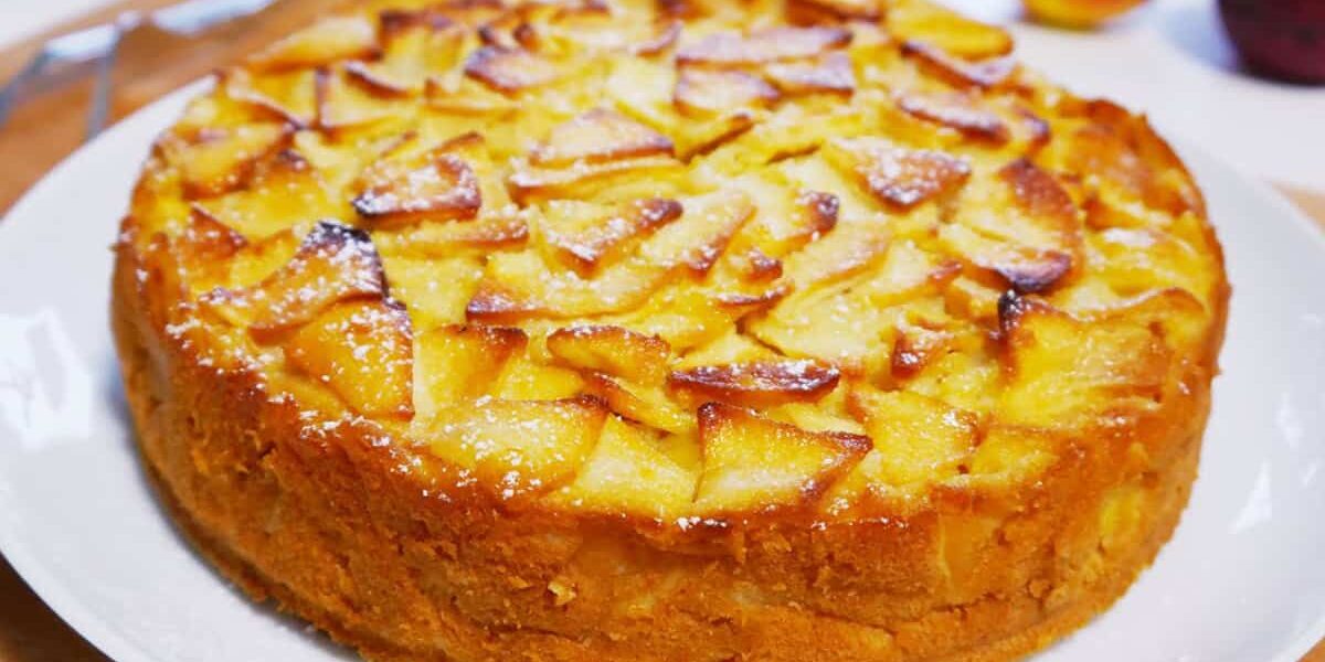 Простой яблочный пирог: 4 яблока, 10 минут, тает во рту