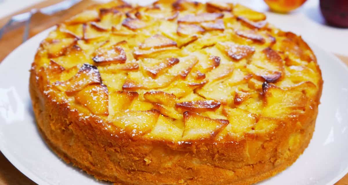 Простой яблочный пирог: 4 яблока, 10 минут, тает во рту