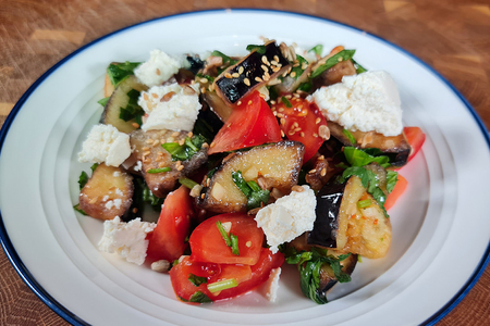 Изысканный салат с хрустящими баклажанами: рецепт для легкого ужина