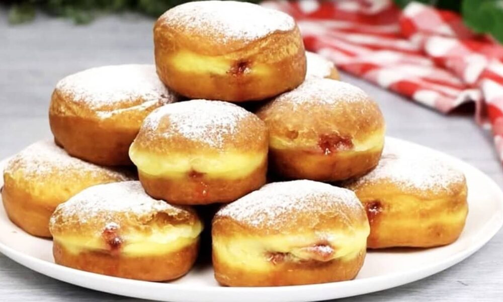 Пышные пончики с любимой начинкой: простой и проверенный рецепт для вас