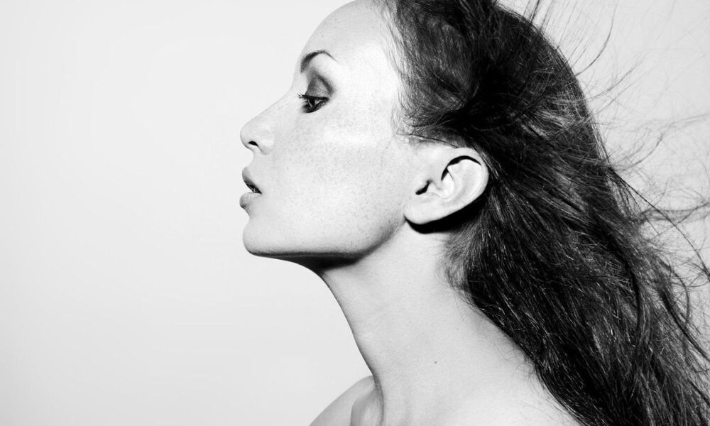 Угол молодости: как сохранить четкий овал лица после 40