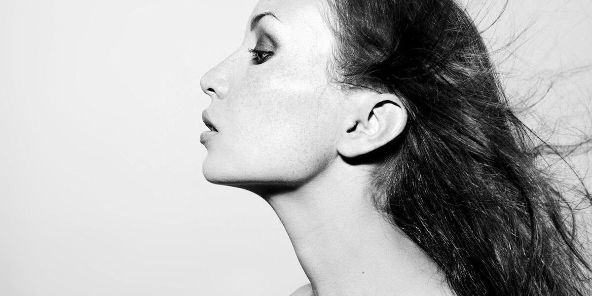 Угол молодости: как сохранить четкий овал лица после 40