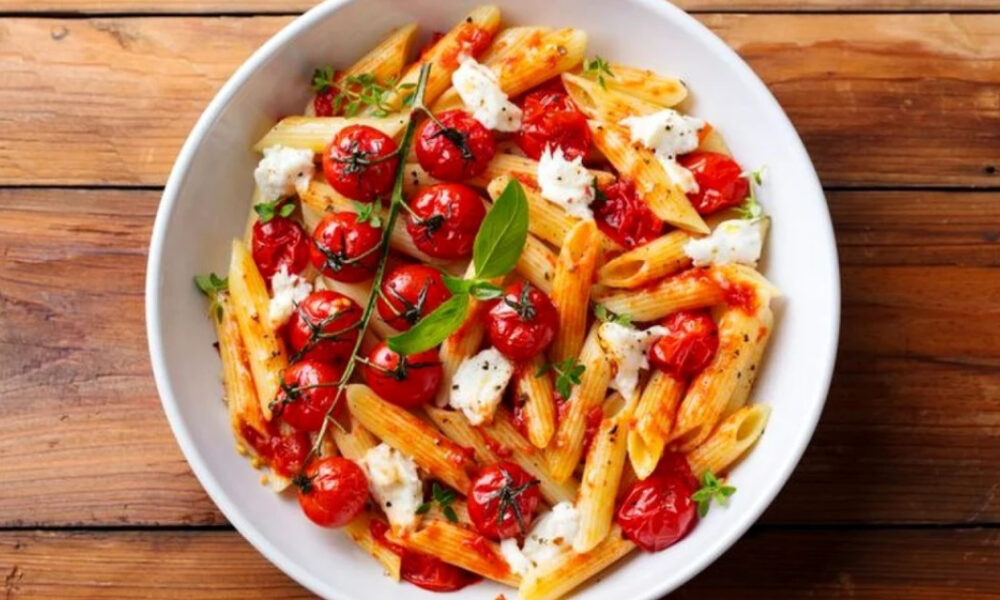 Легкая паста с томатами и базиликом: рецепт из TikTok, который полюбили миллионы