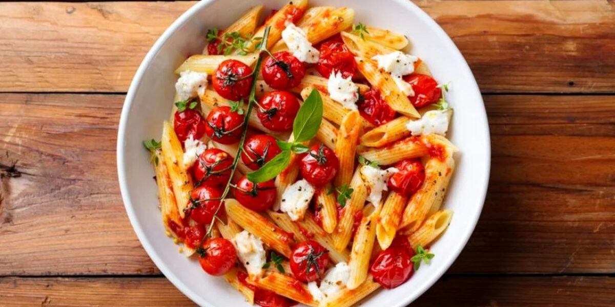Легкая паста с томатами и базиликом: рецепт из TikTok, который полюбили миллионы