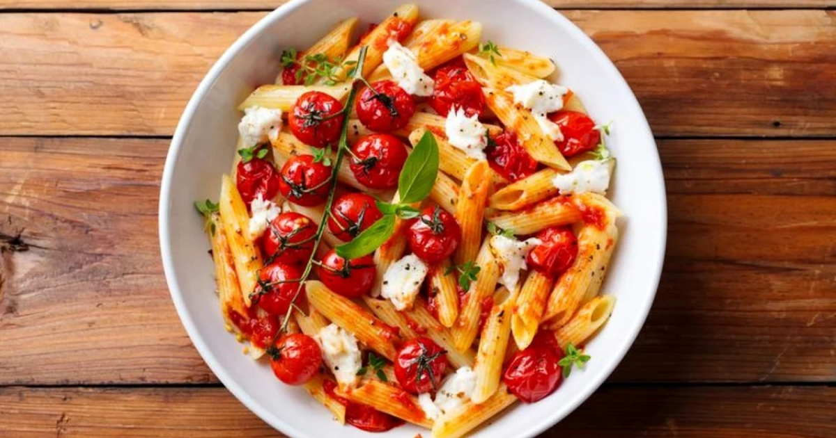Легкая паста с томатами и базиликом: рецепт из TikTok, который полюбили миллионы