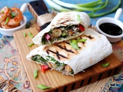 Сытная шаурма с фунчозой и креветками: простой рецепт для ужина