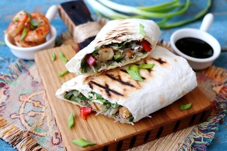 Сытная шаурма с фунчозой и креветками: простой рецепт для ужина