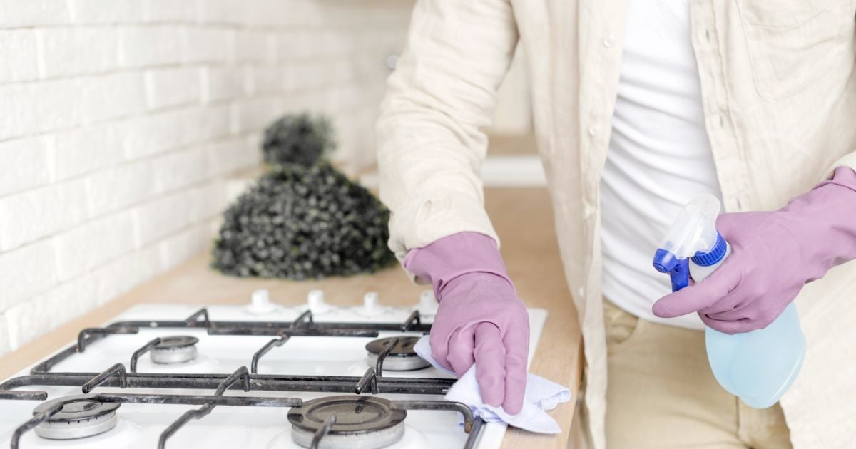 Чистим решетку плиты: быстрые и простые лайфхаки для дома