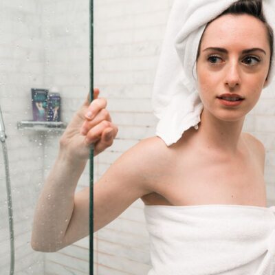 Как полотенце портит ваши волосы: распространенная ошибка, которую стоит избегать