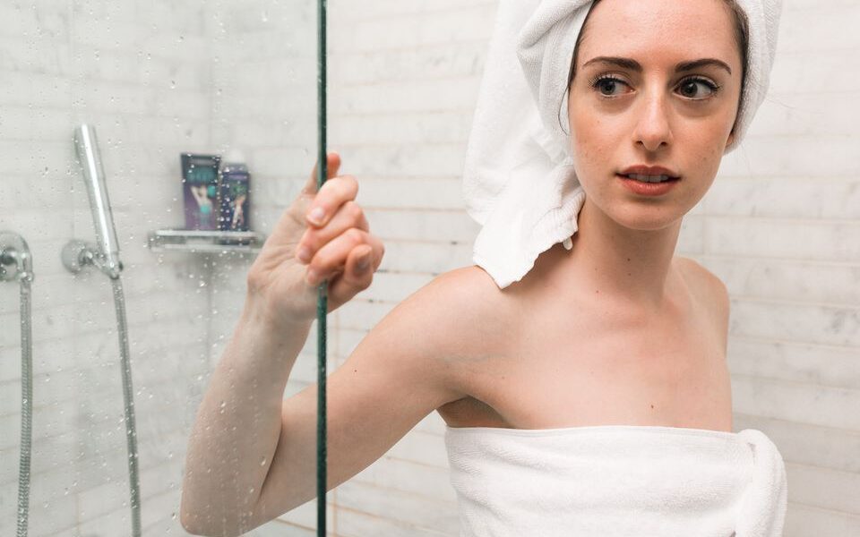 Как полотенце портит ваши волосы: распространенная ошибка, которую стоит избегать