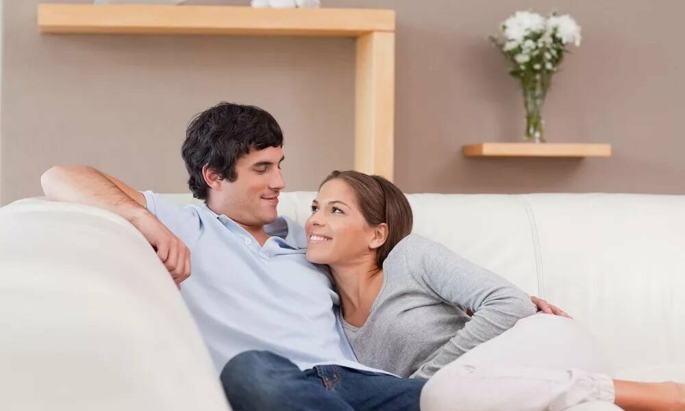Поза на диване: что ваш язык тела говорит о ваших отношениях с партнером