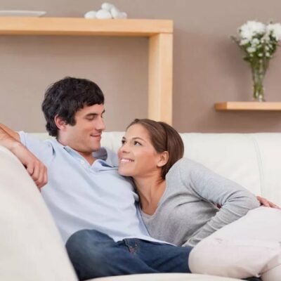 Поза на диване: что ваш язык тела говорит о ваших отношениях с партнером