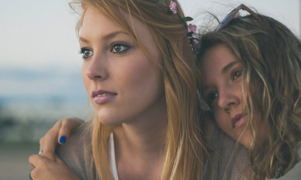 Почему сестра — источник счастья: научное объяснение для женщин