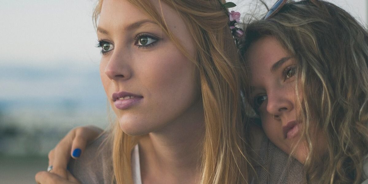 Почему сестра — источник счастья: научное объяснение для женщин