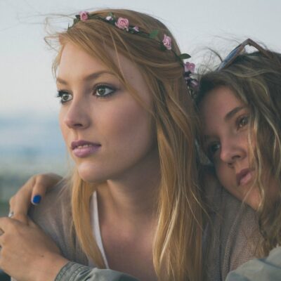 Почему сестра — источник счастья: научное объяснение для женщин