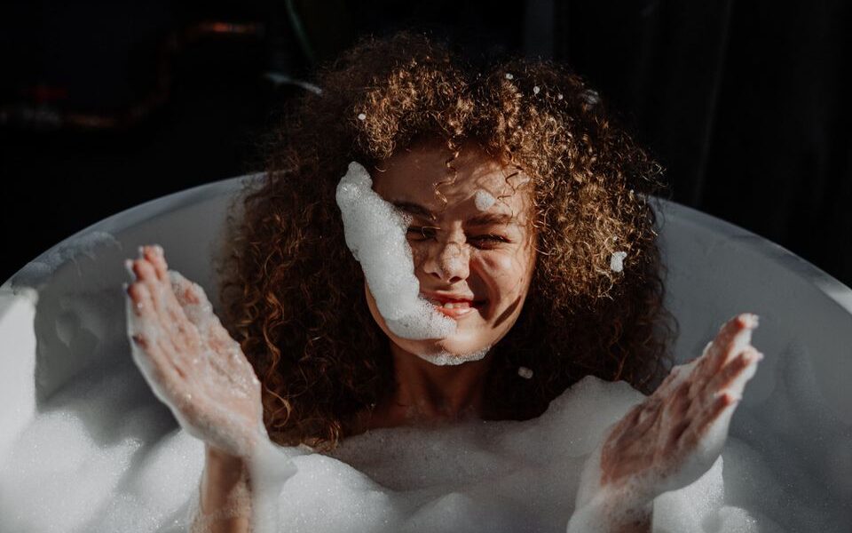 Почему дерматологи советуют отказаться от ванны зимой: главные причины