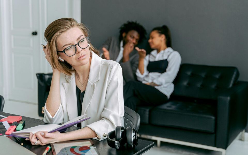 Как распознать ненадежных людей: советы психолога для женщин