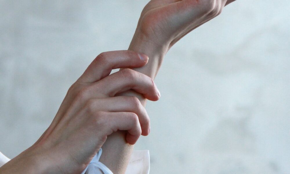 ТОП-10 ошибок в уходе за кожей рук и ногтями: как избежать ломкости и сухости