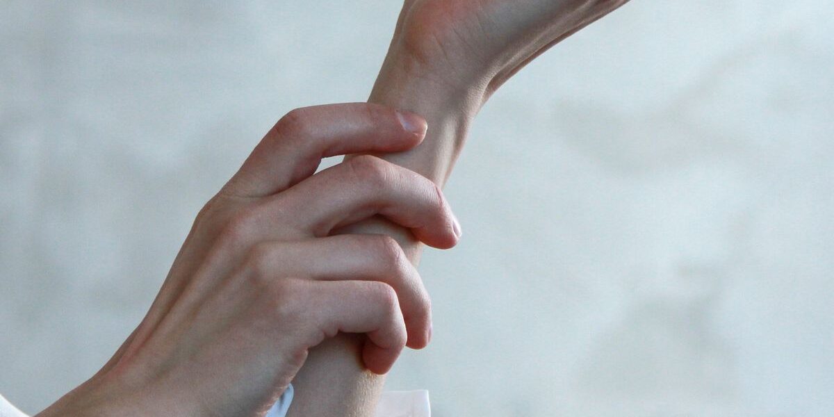 ТОП-10 ошибок в уходе за кожей рук и ногтями: как избежать ломкости и сухости