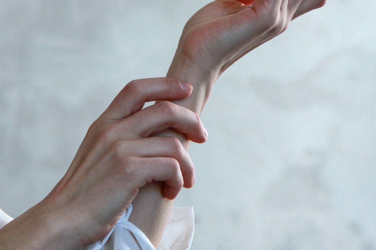 ТОП-10 ошибок в уходе за кожей рук и ногтями: как избежать ломкости и сухости