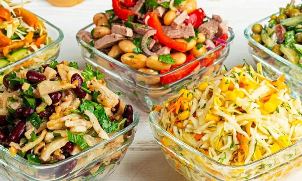 Легкие и вкусные салаты без майонеза: идеальные рецепты для праздничного стола