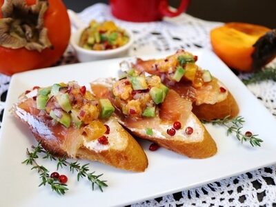 Изысканные бутерброды с форелью: нежная сальса из хурмы и авокадо