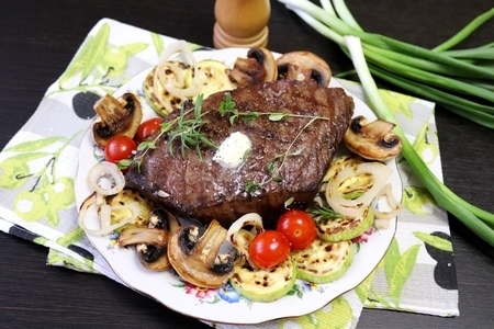 Нежный бифштекс с ароматными травами: простой рецепт для ужина