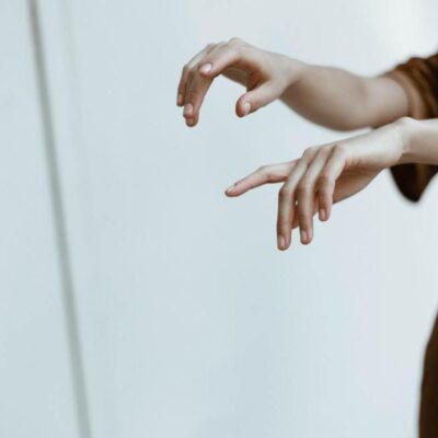 Секреты звезд: как избавиться от сухости кожи рук и сделать ее бархатистой