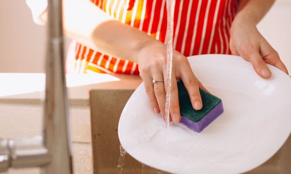 Чем быстро отмыть посуду без моющего средства: секреты для каждой хозяйки