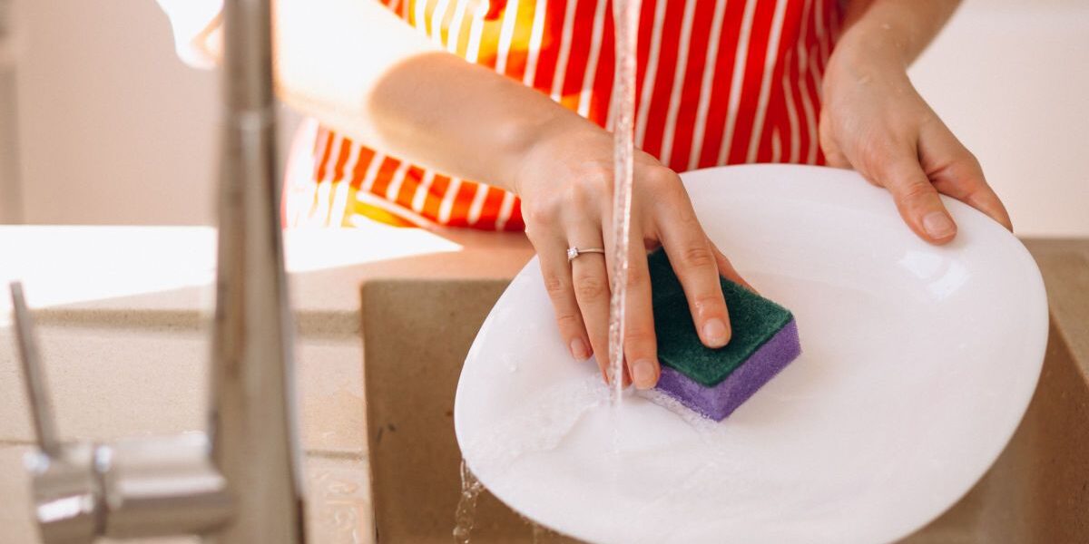 Чем быстро отмыть посуду без моющего средства: секреты для каждой хозяйки