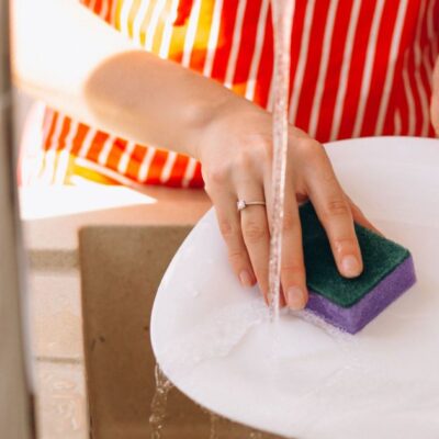 Чем быстро отмыть посуду без моющего средства: секреты для каждой хозяйки