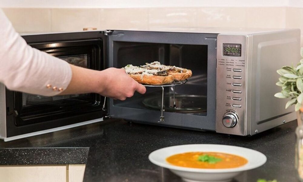 Лайфхак для дома: зачем оставлять дверцу микроволновки открытой и почему это важно знать каждой хозяйке