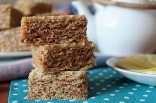 Простой торт "Муравейник" без выпечки: быстрый рецепт из печенья и сгущенки