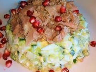 Легкие и быстрые салаты с рыбными консервами: рецепты для всей семьи