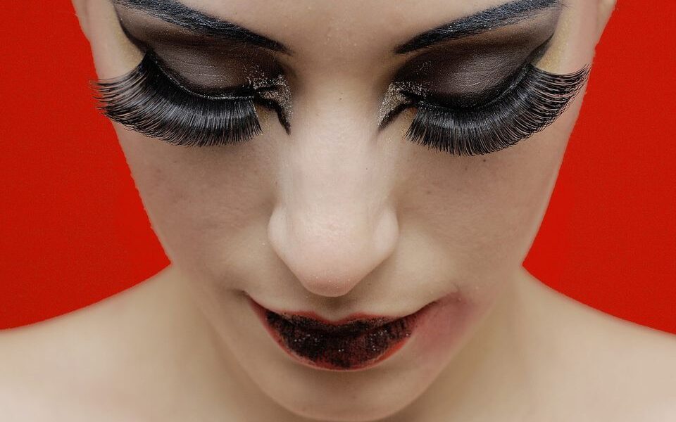 Когда наращивание ресниц — не лучшая идея: 5 причин задуматься