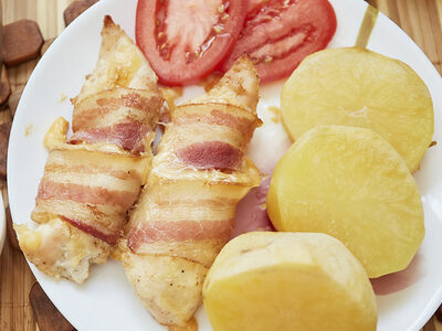 Нежное куриное филе в беконе с сыром: простой и вкусный рецепт