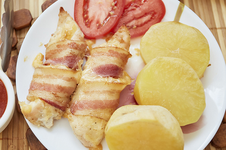 Нежное куриное филе в беконе с сыром: простой и вкусный рецепт