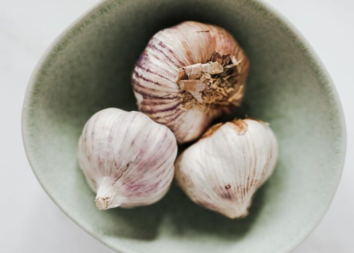 Почему чеснок меняет цвет: секреты и безопасность для вашего стола