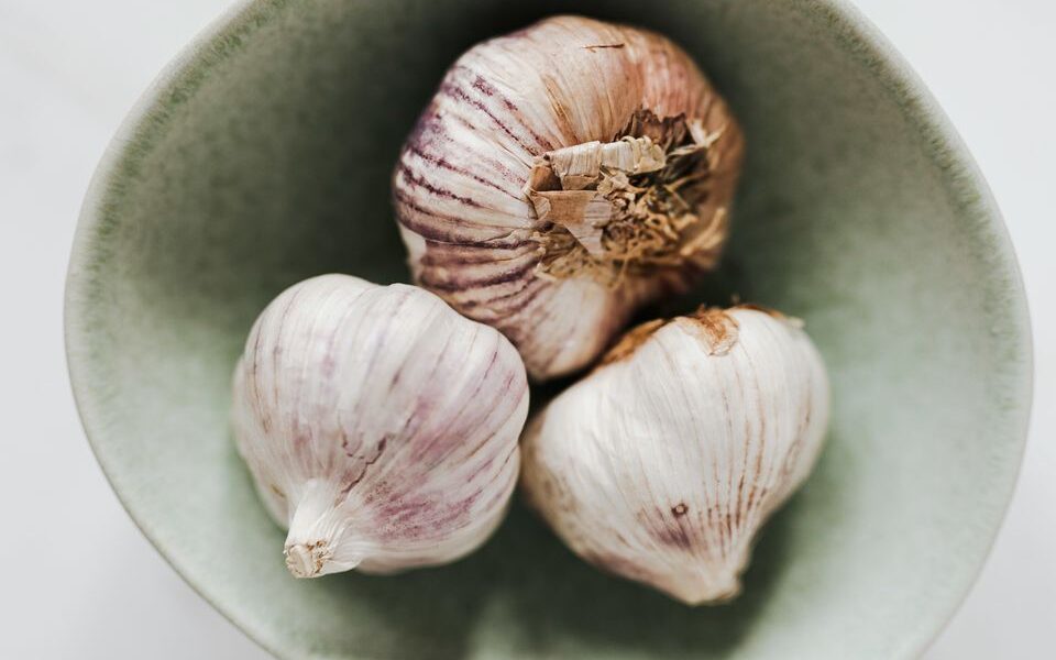 Почему чеснок меняет цвет: секреты и безопасность для вашего стола
