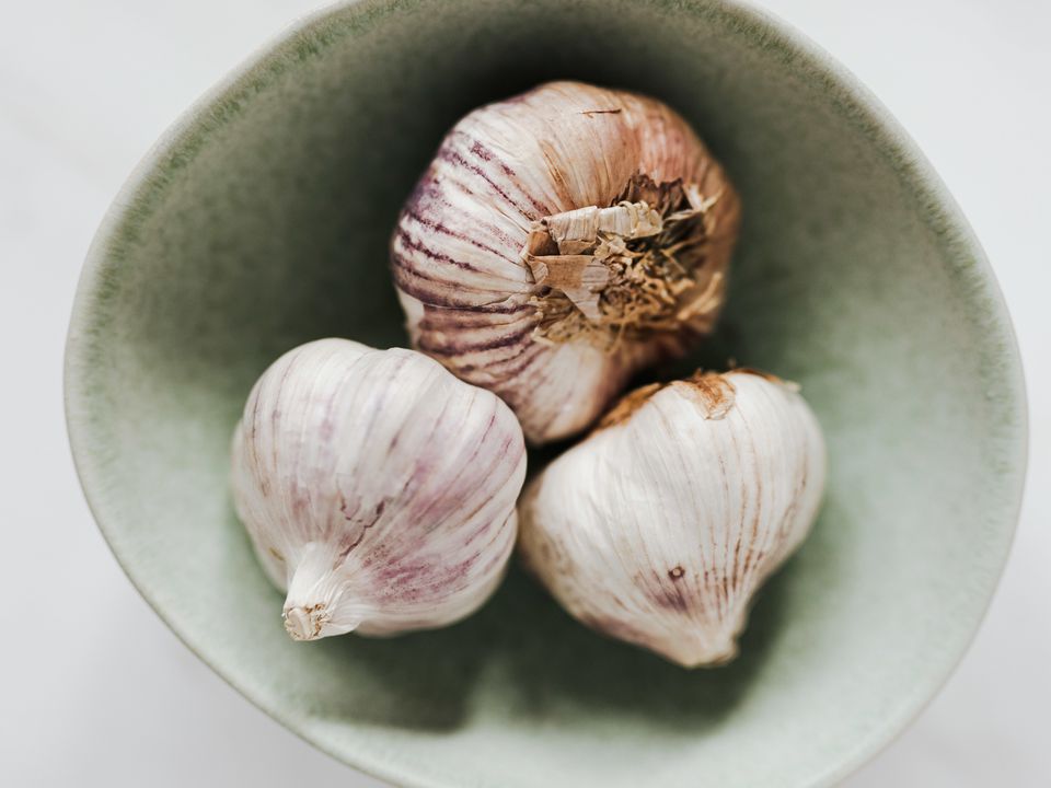 Почему чеснок меняет цвет: секреты и безопасность для вашего стола