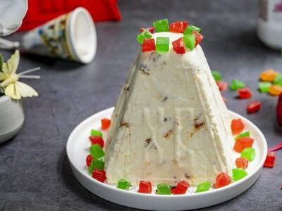 Творожная пасха: нежный десерт со сгущенкой, курагой и цукатами