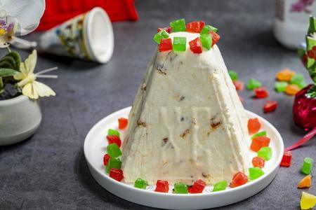 Творожная пасха: нежный десерт со сгущенкой, курагой и цукатами