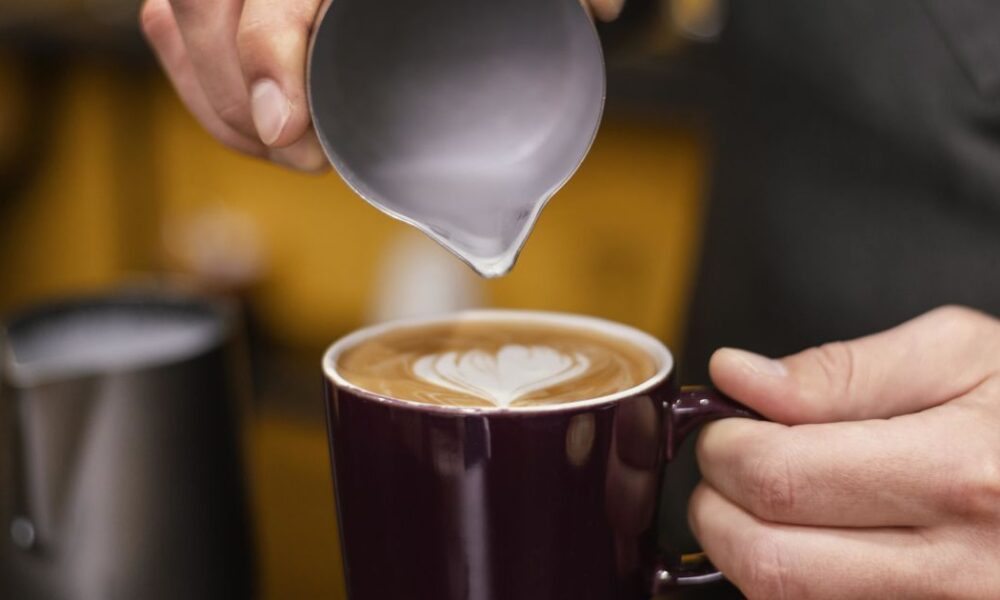 Как выбрать молоко для кофе: советы экспертов, чтобы не испортить напиток