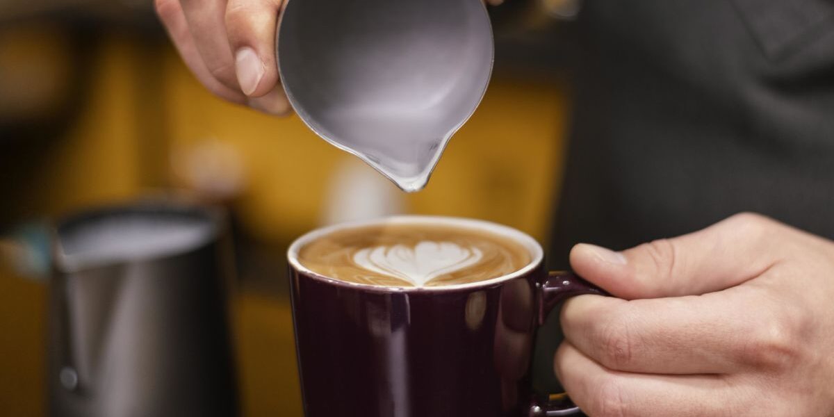Как выбрать молоко для кофе: советы экспертов, чтобы не испортить напиток