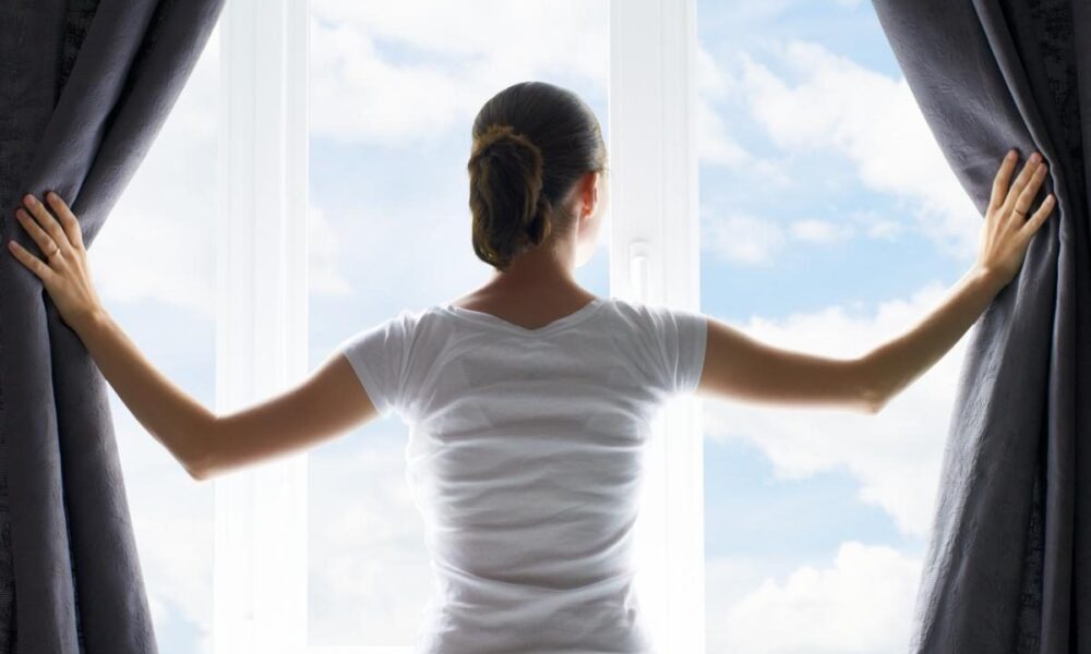 Секреты сияющих окон: как добиться чистоты надолго без газет